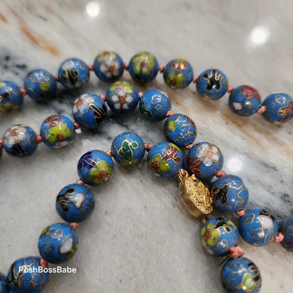 Beautiful vintage cloisonné necklace featuring vibrant hand-enameled floral bead - Picture 2 of 8
